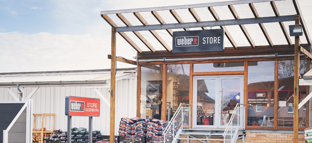 Eingangsbereich des Weber Store Oldenburg mit Treppe, Grillzubehör und Holzpellets