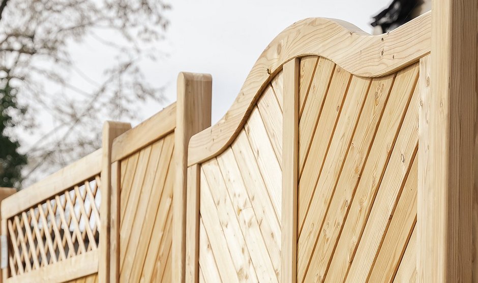 Verschiedene Sichtschutzelemente aus hellem Holz mit dekorativen Mustern