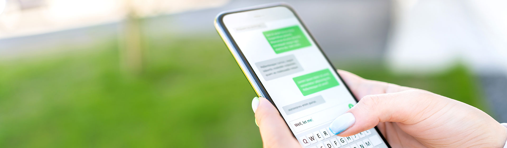 Hand tippt Nachricht auf Smartphone