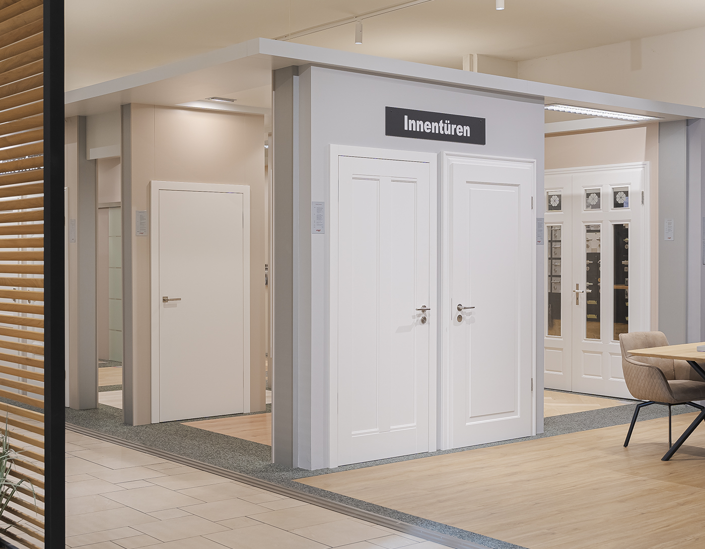 Ausstellung mit weißen Innentüren in verschiedenen Designs in einem Showroom