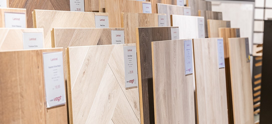 Auswahl an Laminatböden in verschiedenen Holzoptiken in einer Ausstellung