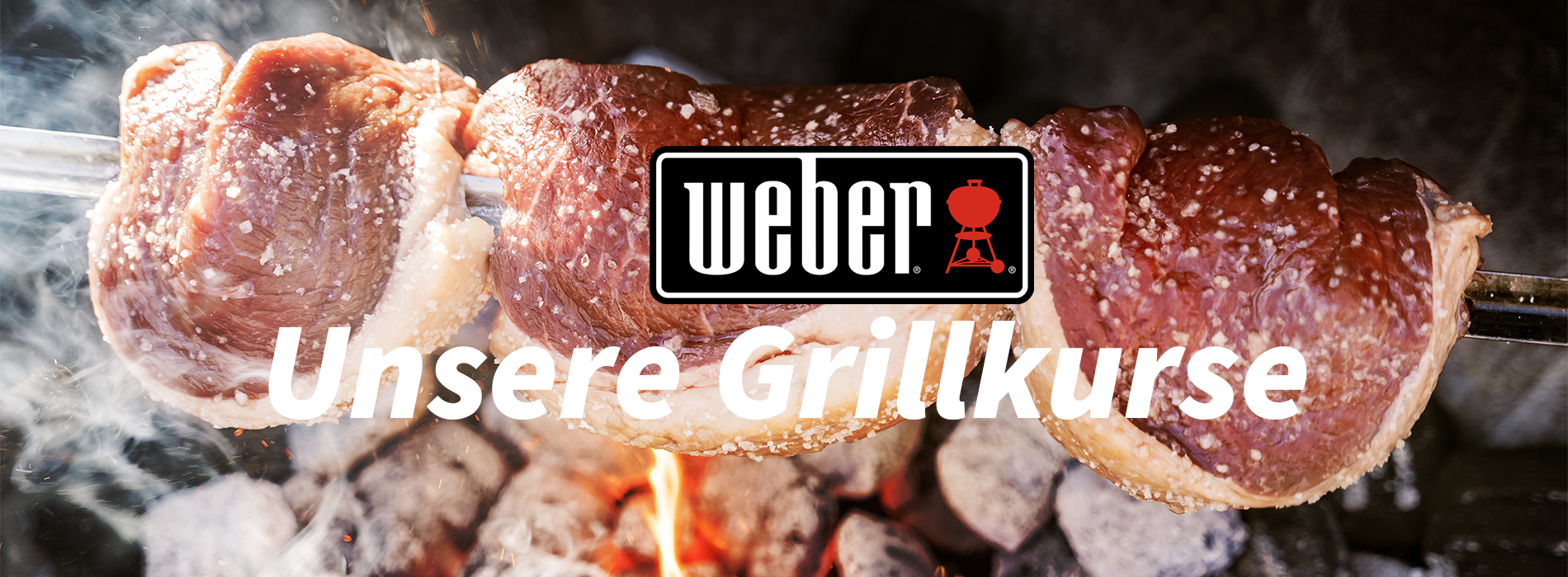 Großes Stück Fleisch auf einem Grillspieß über offenem Feuer mit Weber-Logo